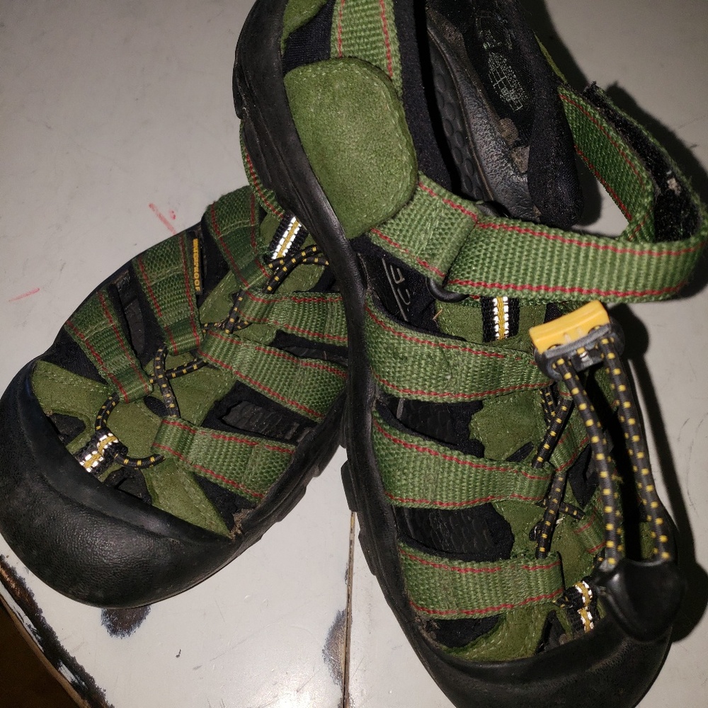 Boys size 3 Keen
